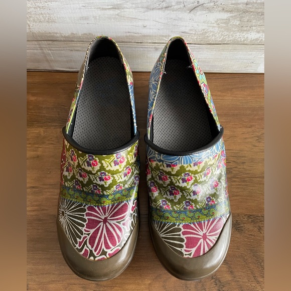 Floral Patterned Women's Shoes - Picture 4 of 8